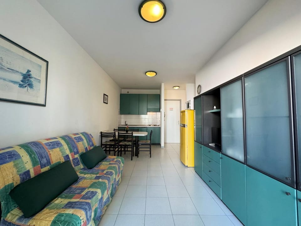 TV and multimedia, Kitchen or kitchenette, Living room, Dining area, microwave