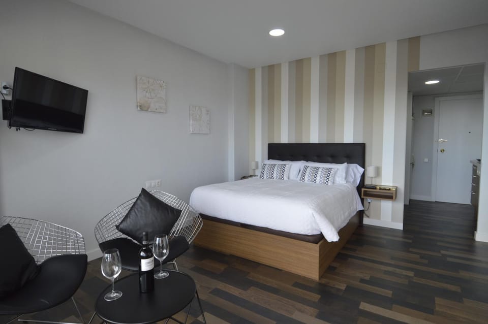 Coffee/tea facilities, Living room, Dining area, Bedroom