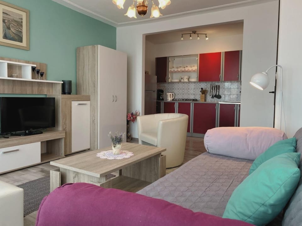 TV and multimedia, Kitchen or kitchenette, Living room