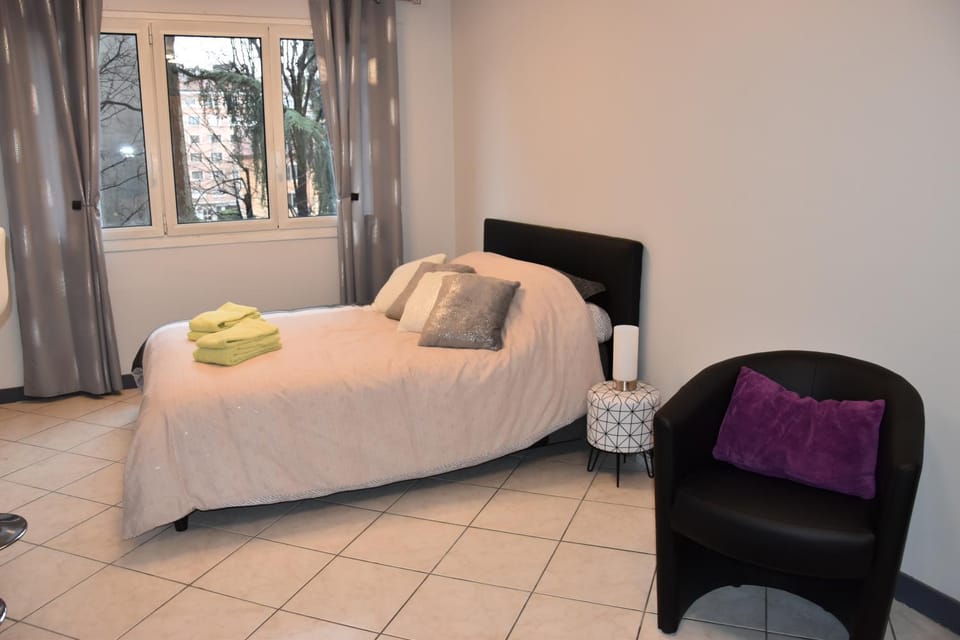 Bed, Living room