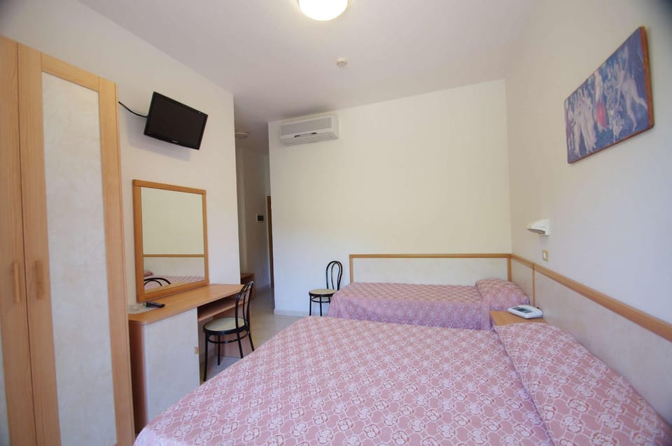 Bed, TV and multimedia, Photo of the whole room, Bedroom, air conditioner