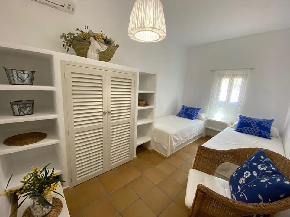 Photo of the whole room, Bedroom