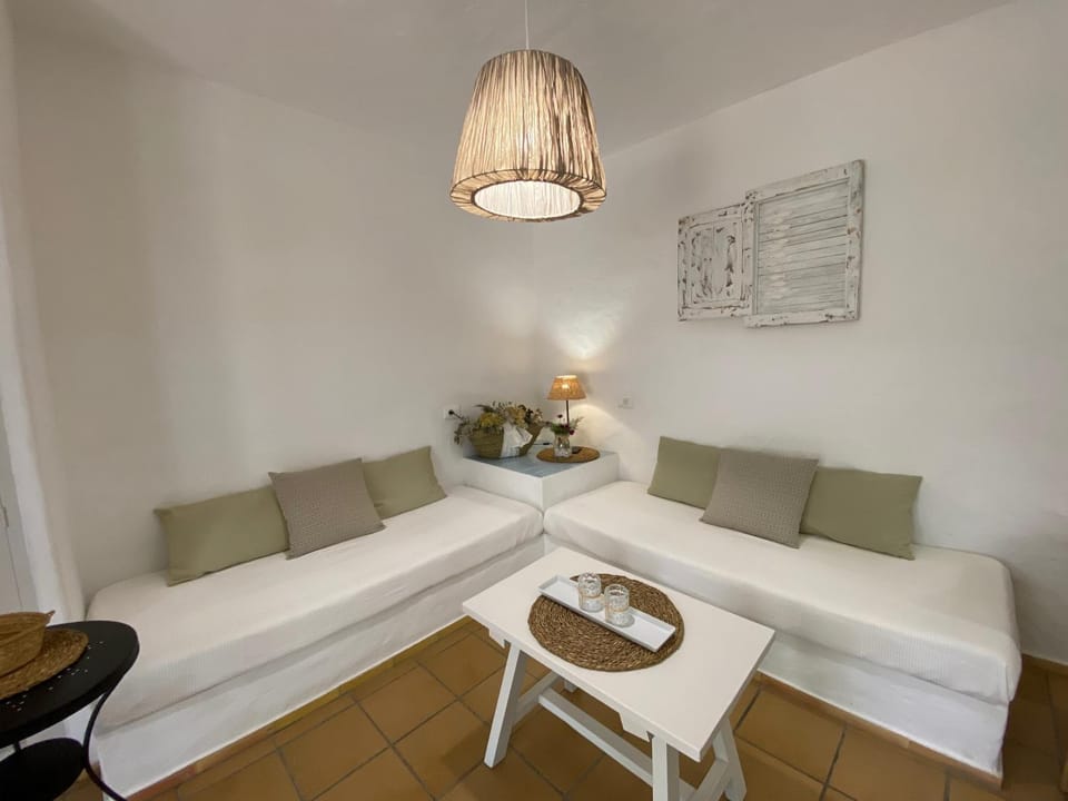 Bed, Living room, Decorative detail, Seating area
