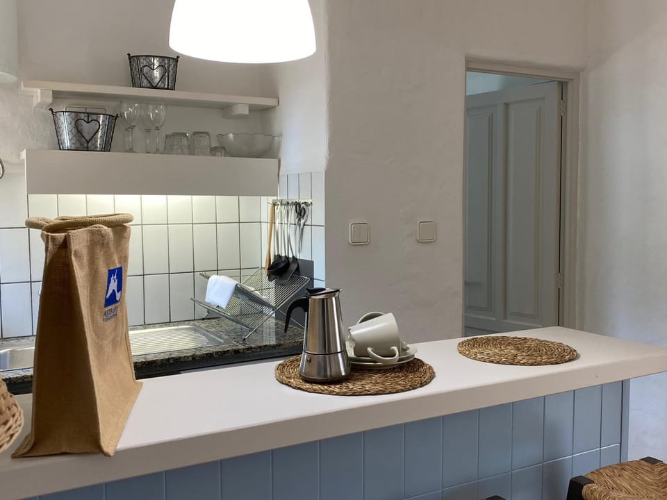 Coffee/tea facilities, Kitchen or kitchenette, Seating area, Drinks