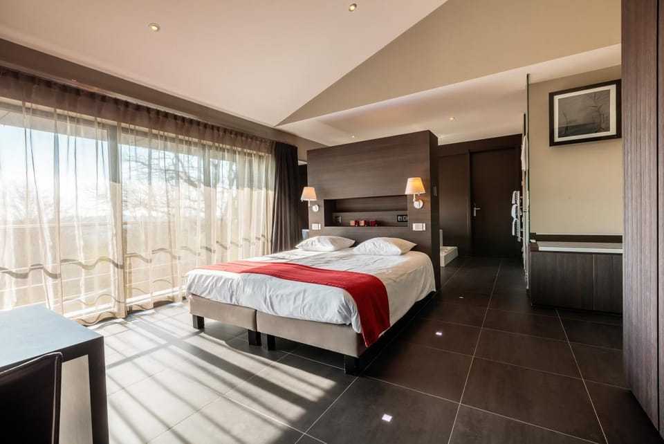 Shower, Toilet, Patio, Bathroom, TV and multimedia, Bedroom