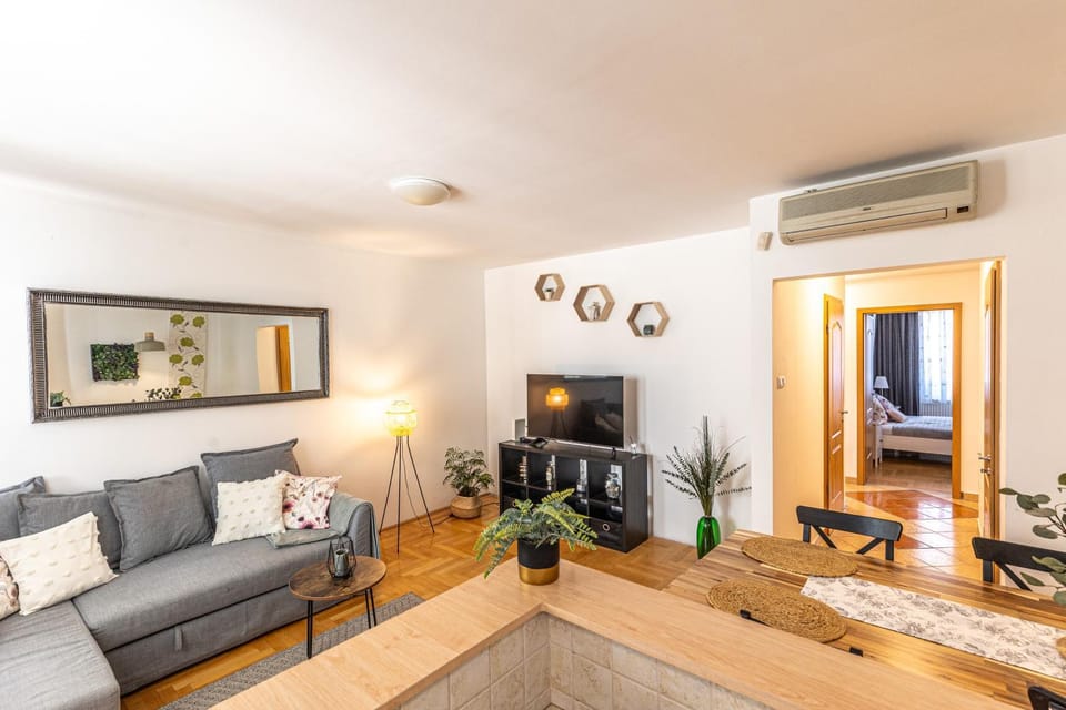 TV and multimedia, Living room, Seating area, air conditioner