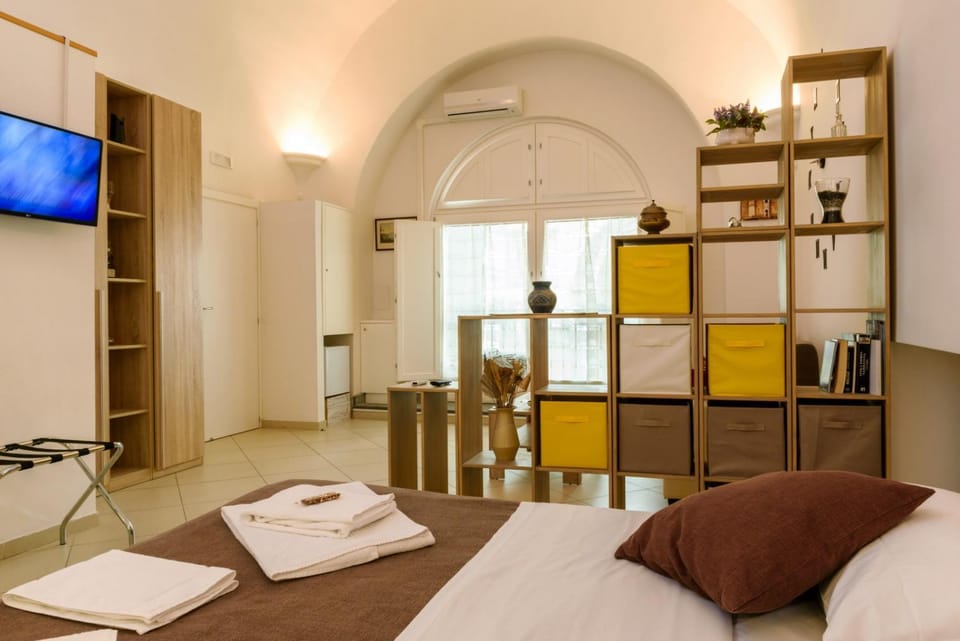 Bed, TV and multimedia, Decorative detail, Bedroom