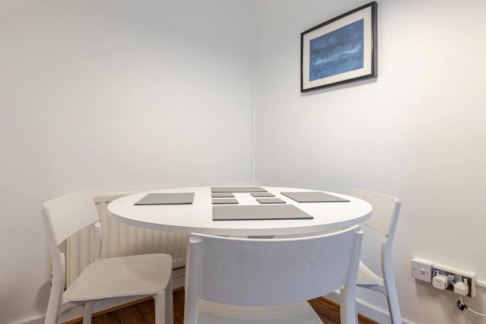 Charming 2-Bed Garden Flat Apartment in London Borough of Islington