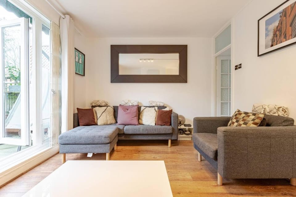 Charming 2-Bed Garden Flat Apartment in London Borough of Islington