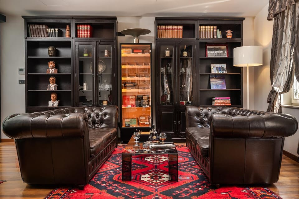Lounge or bar, Drinks, Alcoholic drinks