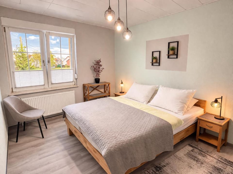 Bed, Photo of the whole room, Seating area, Bedroom