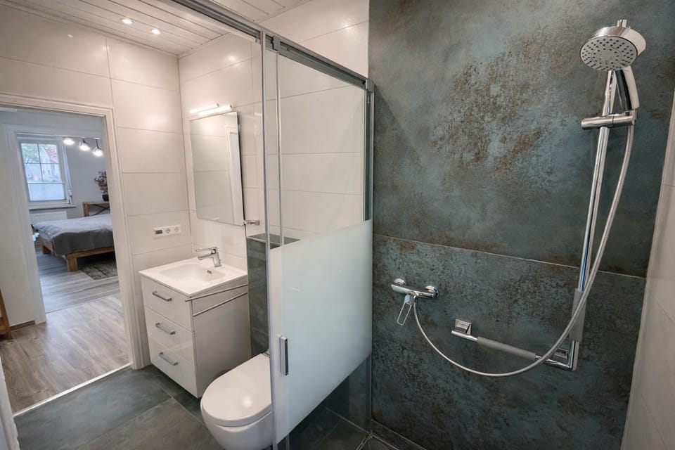 Shower, Toilet, Bathroom, towels