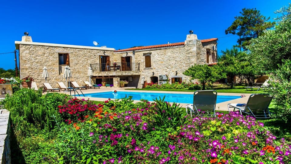 Property building, Garden, Swimming pool