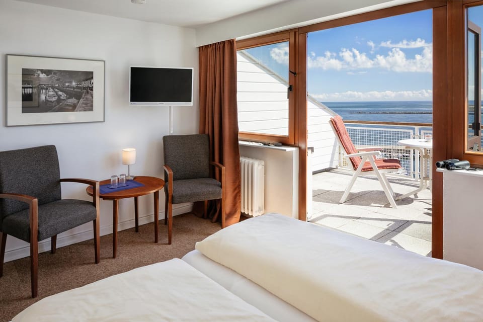 Bed, View (from property/room), Balcony/Terrace, Photo of the whole room, Seating area, Sea view