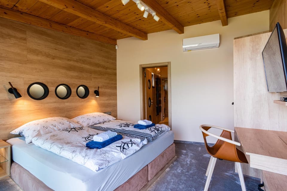 Bed, Photo of the whole room, Bedroom, towels, air conditioner