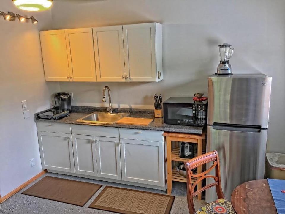 Coffee/tea facilities, Kitchen or kitchenette, Dining area