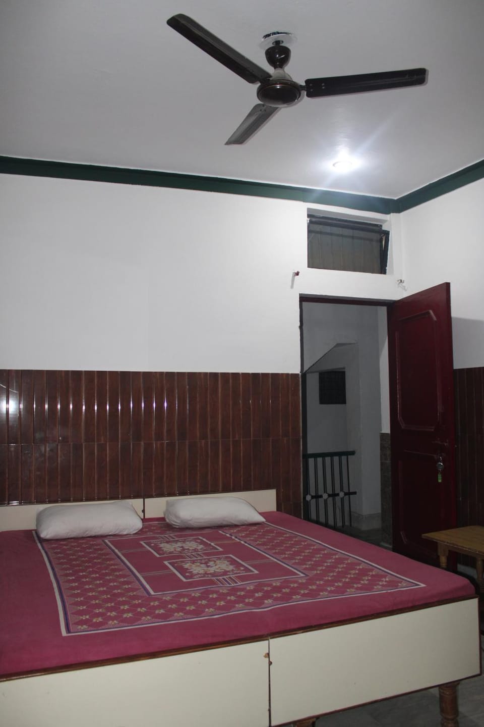 Bed, Photo of the whole room, Bedroom, River view, fireplace