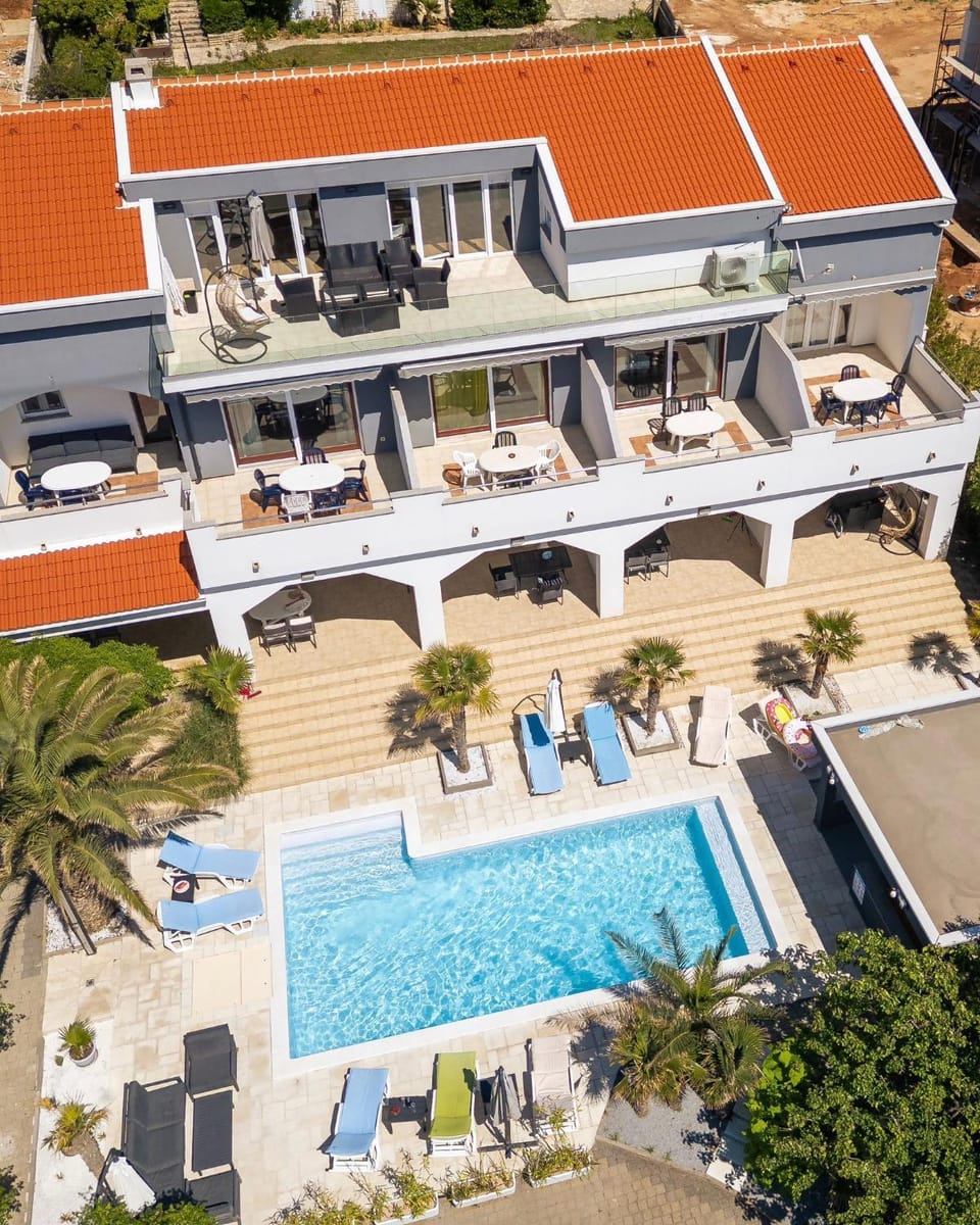 Property building, Day, Bird's eye view, Pool view, Swimming pool