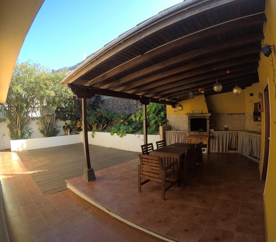 Patio, Day, BBQ facilities, Garden, Coffee/tea facilities, Seating area, Dining area, On site, Pets, Family