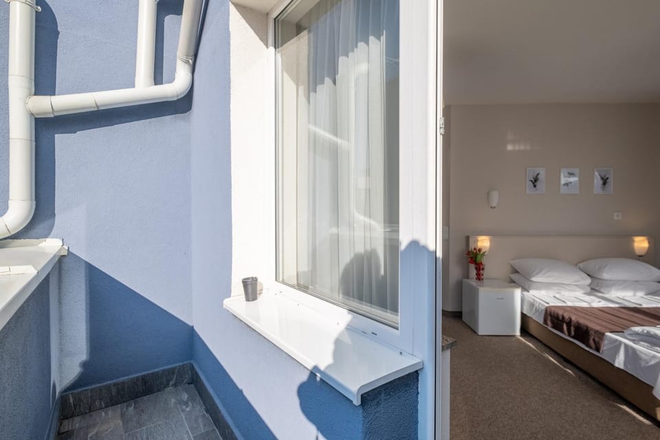 Staff, Staff, People, People, Balcony/Terrace, Photo of the whole room, Decorative detail, Bedroom, City view, Street view, Family, Family, Quiet street view