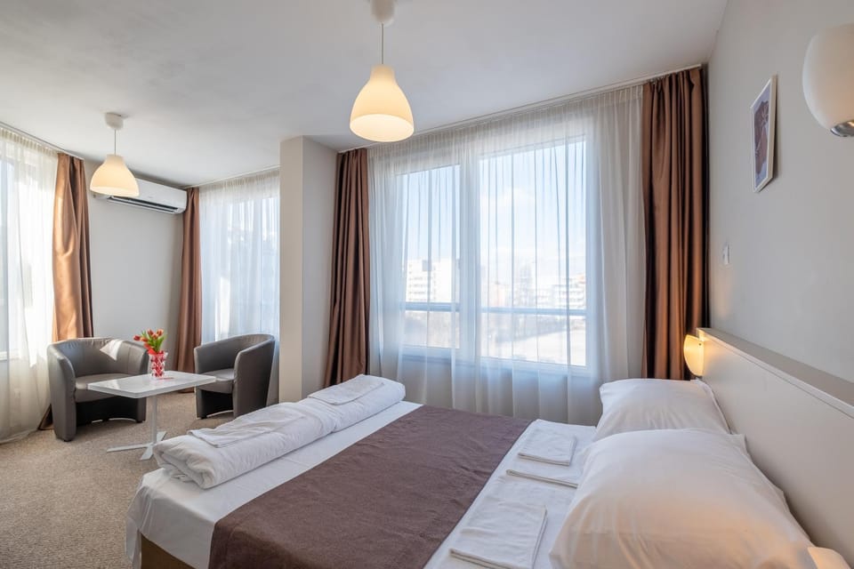 Staff, Staff, People, People, Photo of the whole room, Decorative detail, Bedroom, Street view, Family, Family, Quiet street view