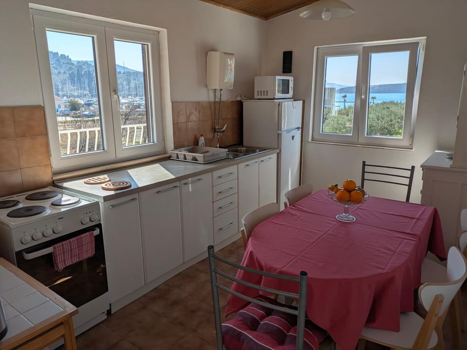 Kitchen or kitchenette, Dining area