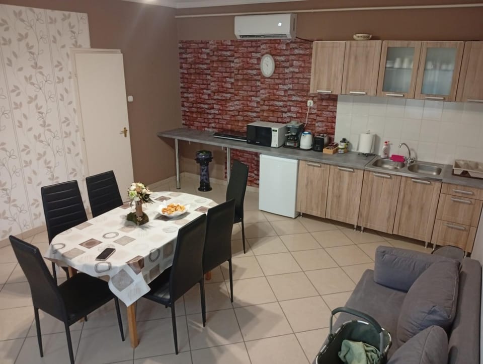 Pingpong Apartman Apartment in Hungary