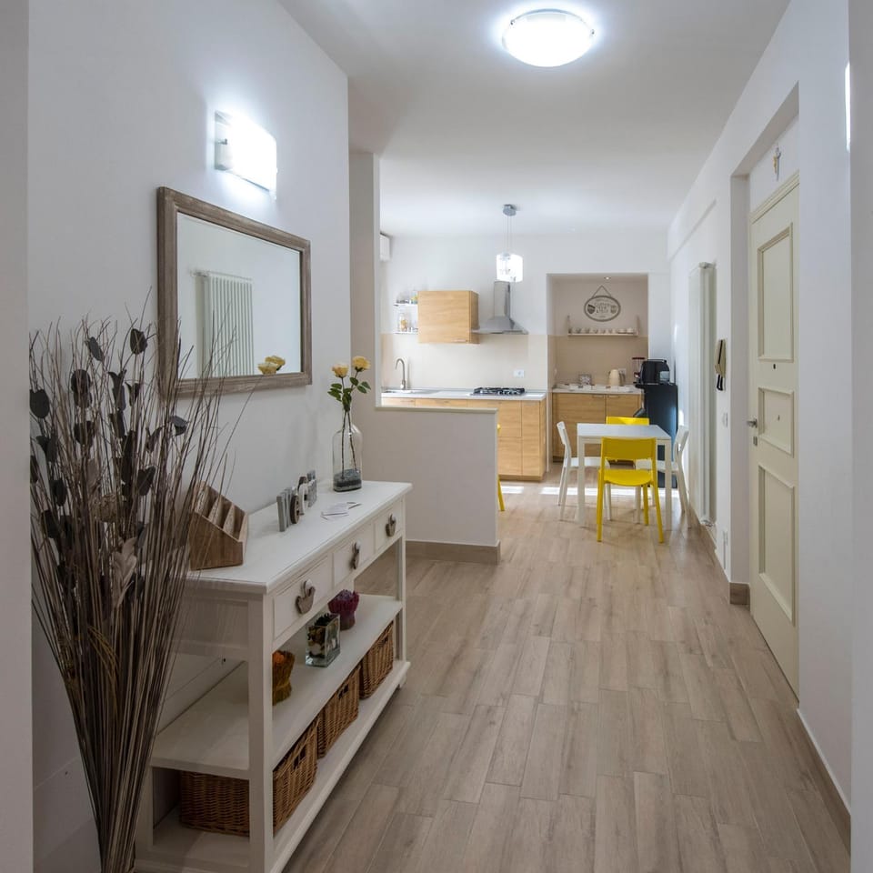 Communal lounge/ TV room, Lobby or reception, Communal kitchen, young children, Family