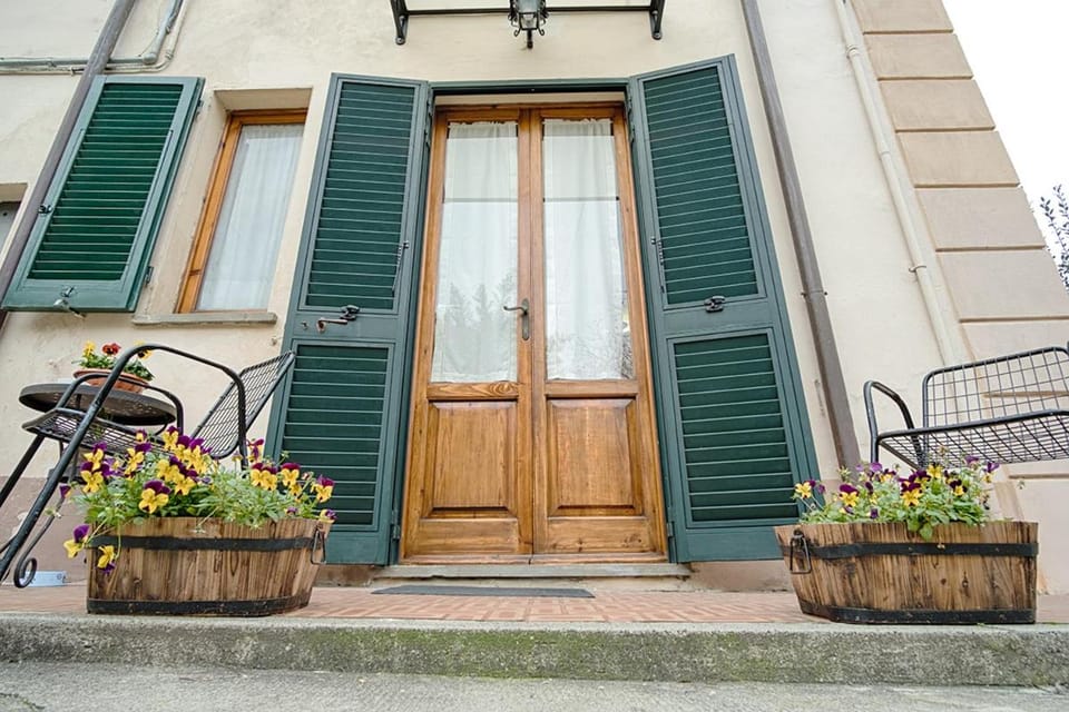 Property building, Facade/entrance, Garden, Pets, Garden view, Family