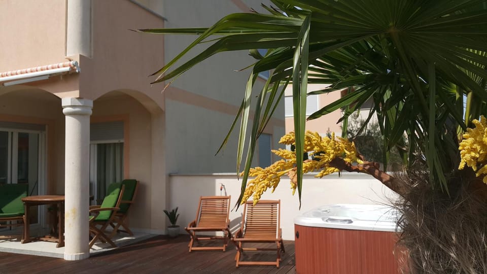 Garden, Hot Tub