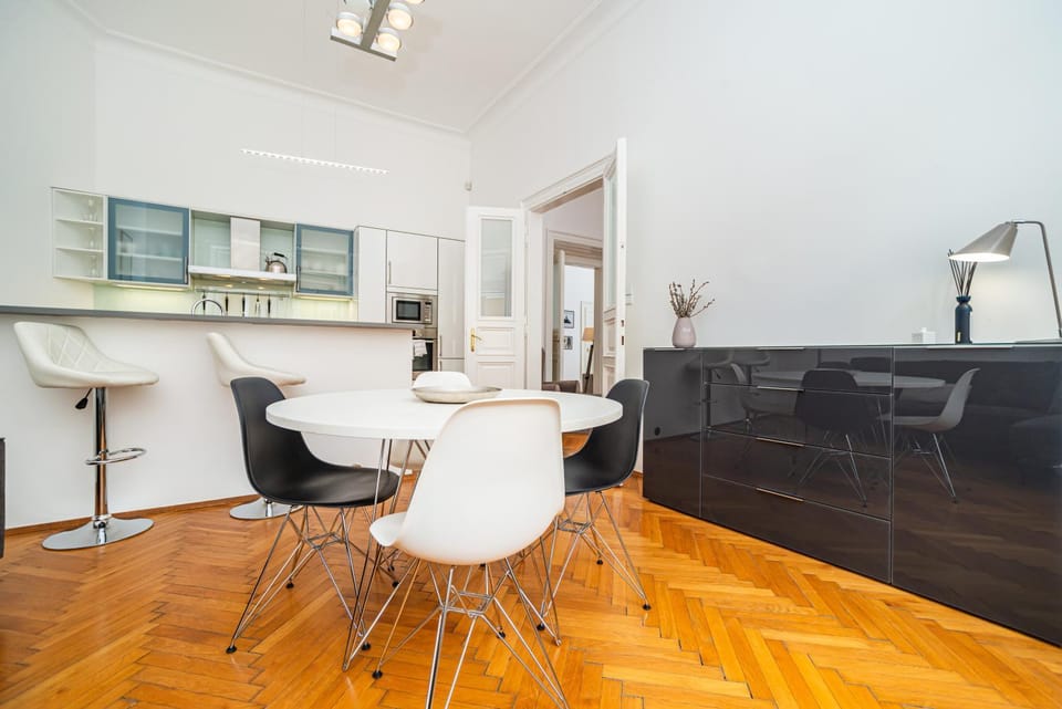 Kitchen or kitchenette, Seating area, Dining area