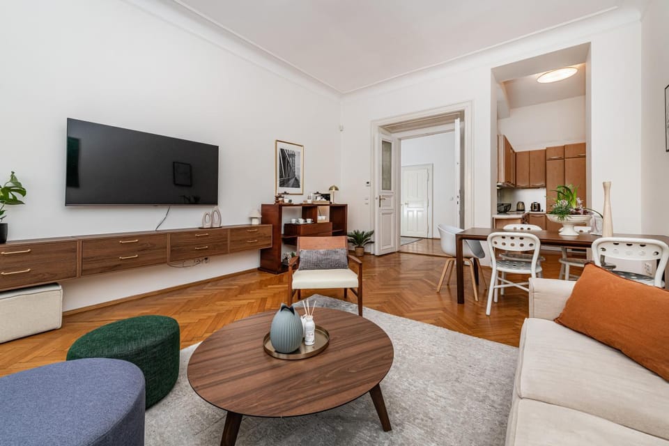 Communal lounge/ TV room, TV and multimedia, Living room, Seating area, Dining area, Evening entertainment