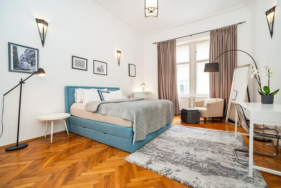 Bed, Photo of the whole room, Seating area, Bedroom