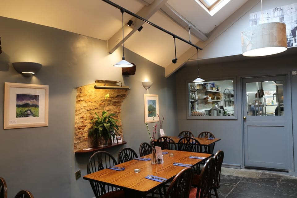 Property building, Restaurant/places to eat, Food and drinks, Dining area, On site, Meals, Lunch, Dinner