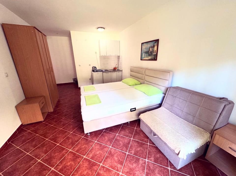 Guesthouse MB Knezevic Bed and Breakfast in Budva