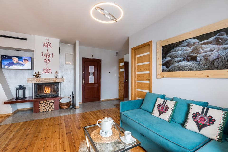 TV and multimedia, Living room, Decorative detail, Seating area