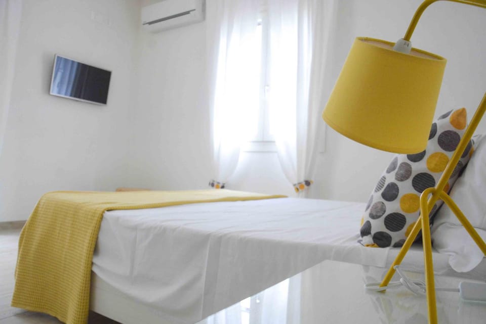 Bed, TV and multimedia, Photo of the whole room, Bedroom, air conditioner