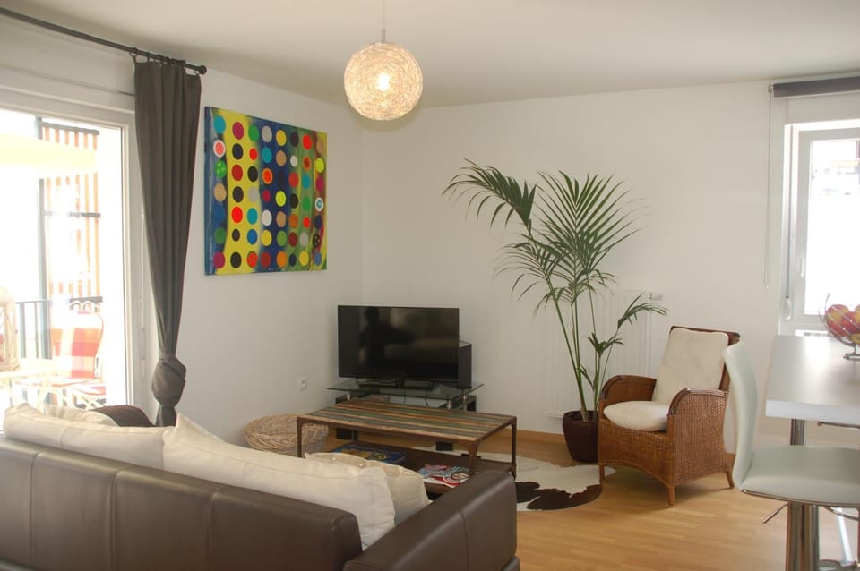 Communal lounge/ TV room, TV and multimedia, Living room, Seating area