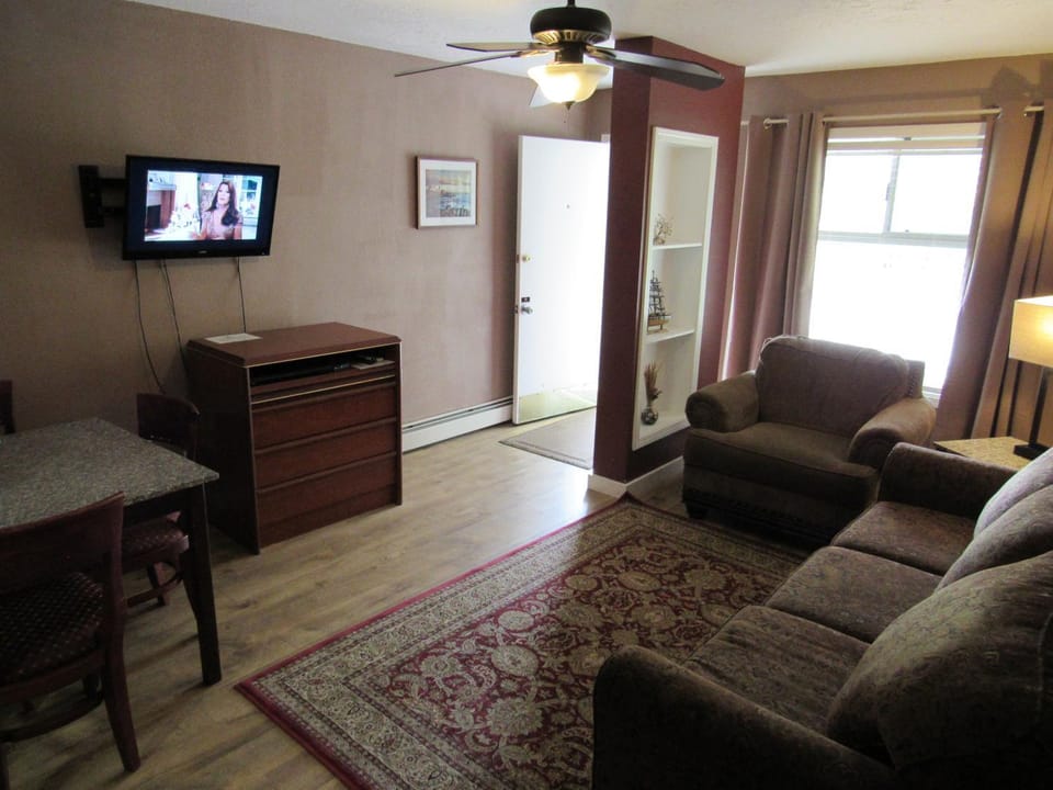 Captain Cook Inn Motel in Devils Lake