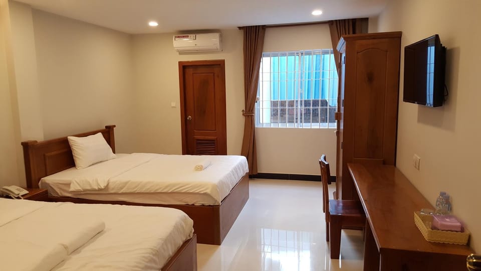 TV and multimedia, Seating area, Bedroom