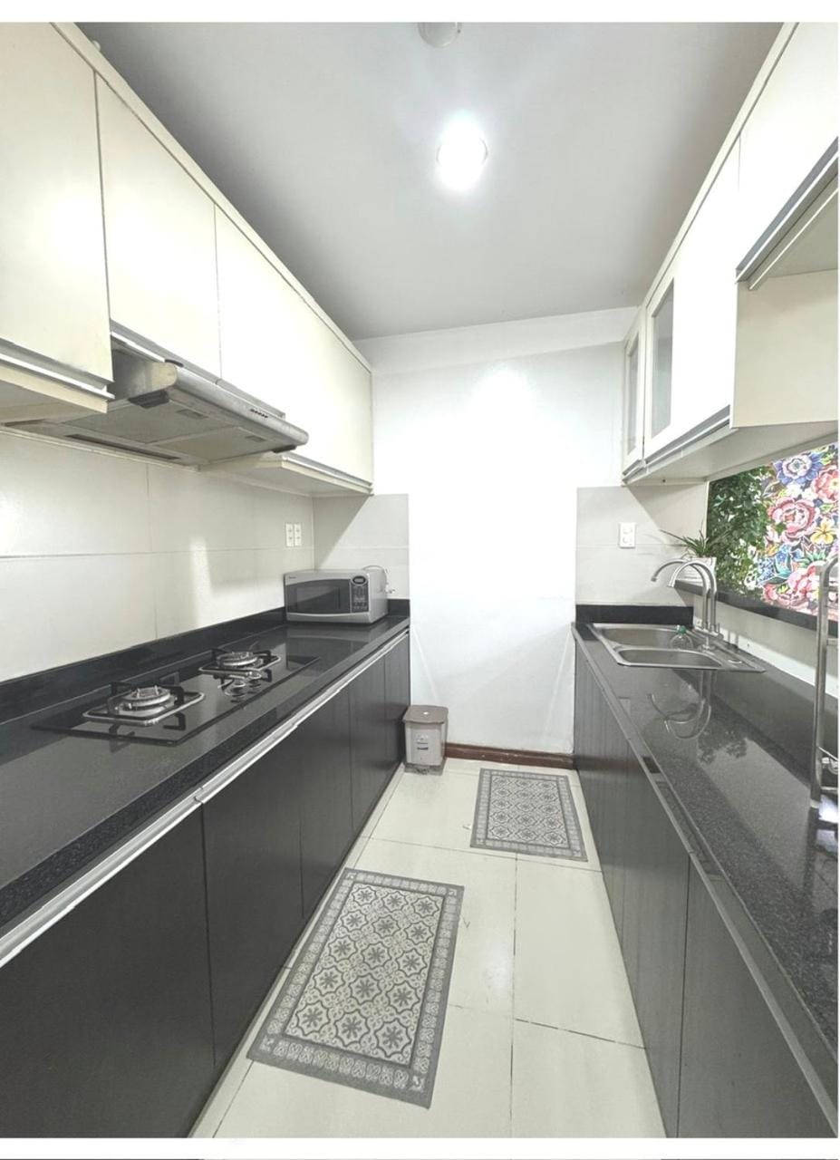 Kitchen or kitchenette, minibar