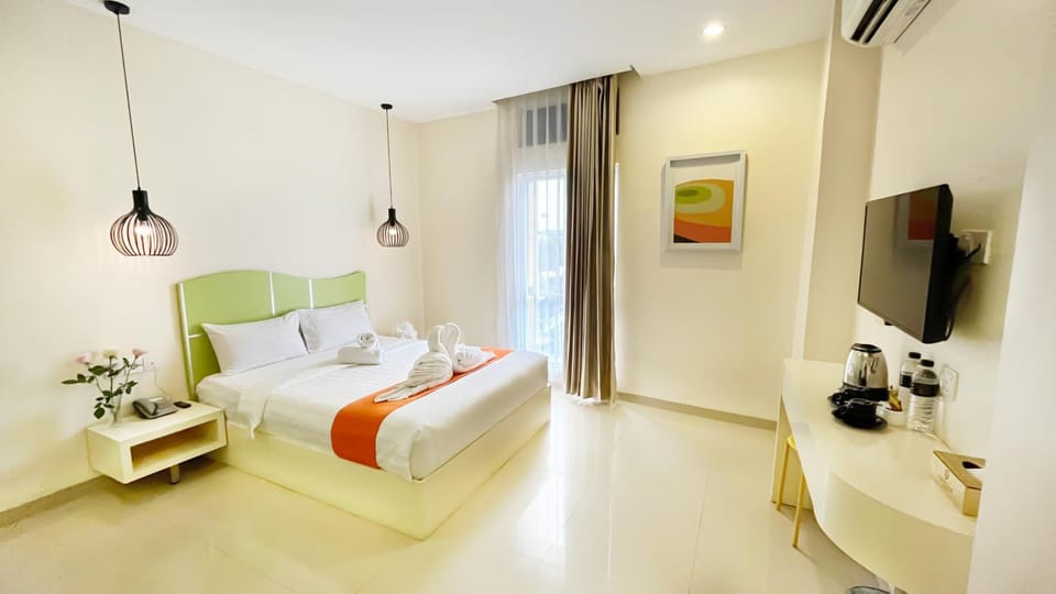 Bed, TV and multimedia, Photo of the whole room, Bedroom