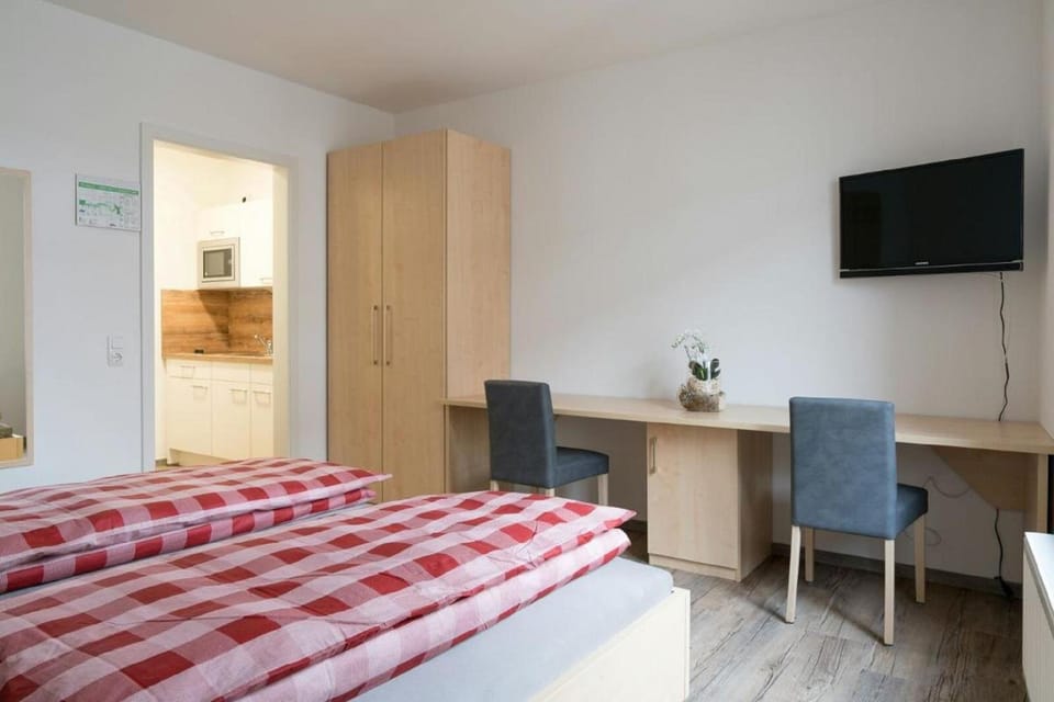 Bed, TV and multimedia, Photo of the whole room, Seating area