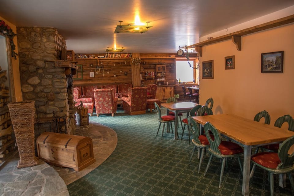 Communal lounge/ TV room