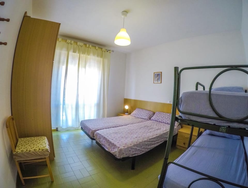 Bedroom, bunk bed
