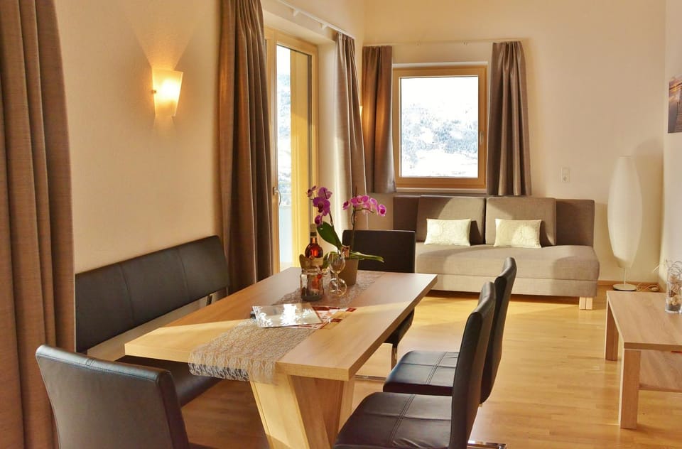 Living room, Seating area, Dining area, kitchen