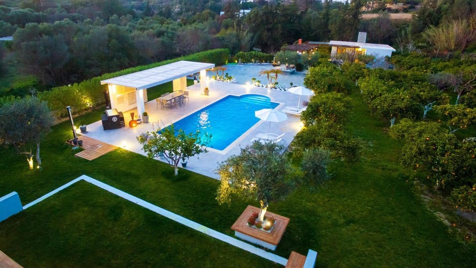 Garden view, Pool view, Swimming pool, sunbed