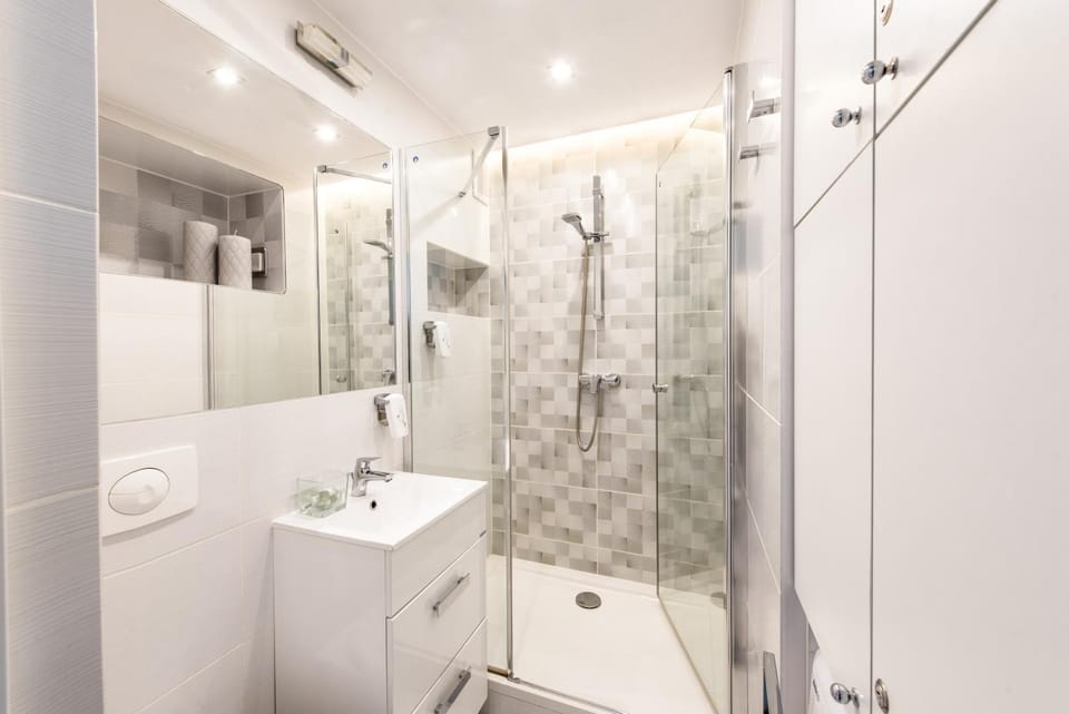 Shower, Bathroom, towels