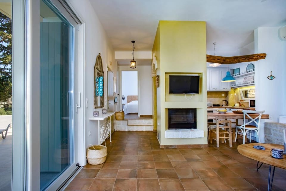 Living room, Seating area, Dining area, flat iron