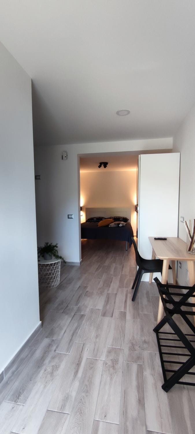 Photo of the whole room, Seating area